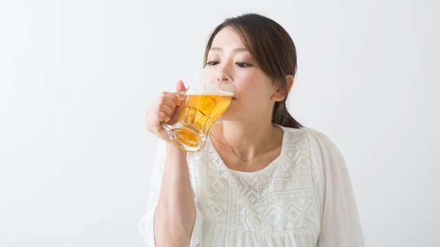Cho con bú uống bia được không? Những điều mẹ cần biết