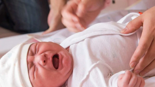 bai-viet/meo-chua-day-bung-cho-tre-so-sinh-bang-la-trau.html