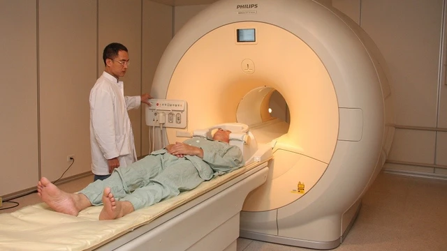 bai-viet/chup-mri-can-chuan-bi-gi-khi-co-thuoc-doi-quang-tu-65355.html