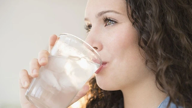 bai-viet/co-kinh-uong-nuoc-da-duoc-khong-cach-giam-dau-bung-khi-toi-thang.html