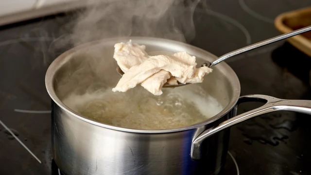 bai-viet/co-nen-chan-thit-qua-nuoc-soi-khong-cach-lam-sach-thit-dung.html