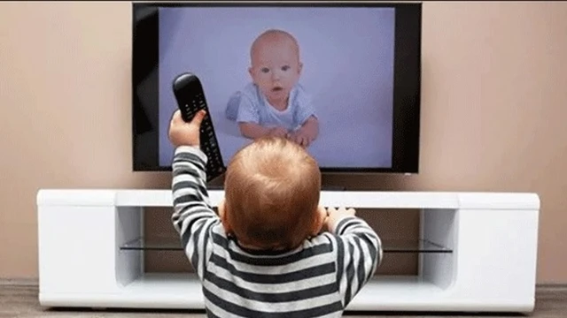 bai-viet/co-nen-cho-tre-3-thang-tuoi-xem-tivi-khong-cach-cho-tre-xem-tivi-dung-cach.html