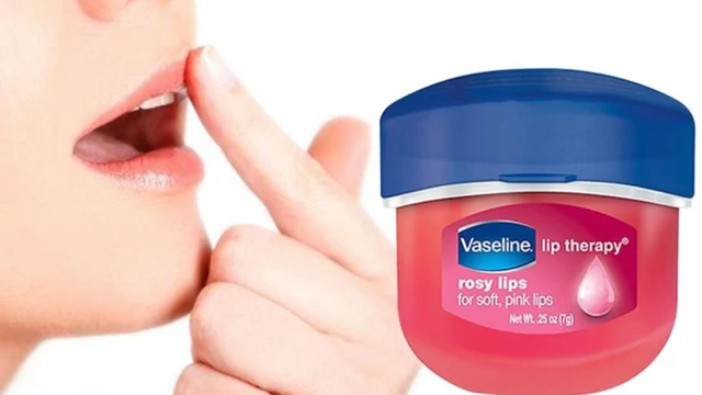 bai-viet/co-nen-dung-vaseline-cho-moi-kho-nut-ne-khong-cach-dung-hieu-qua.html