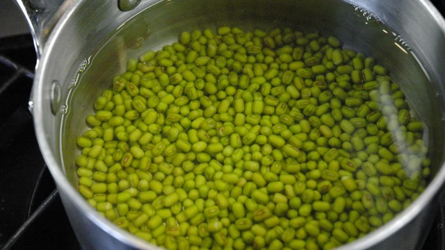 bai-viet/co-nen-ngam-dau-xanh-qua-dem-khong-loi-ich-va-nguy-co-ban-can-biet.html