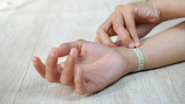 bai-viet/co-tay-nho-co-phai-la-mot-diem-yeu-khong-cach-cai-thien-kich-thuoc-co-tay.html