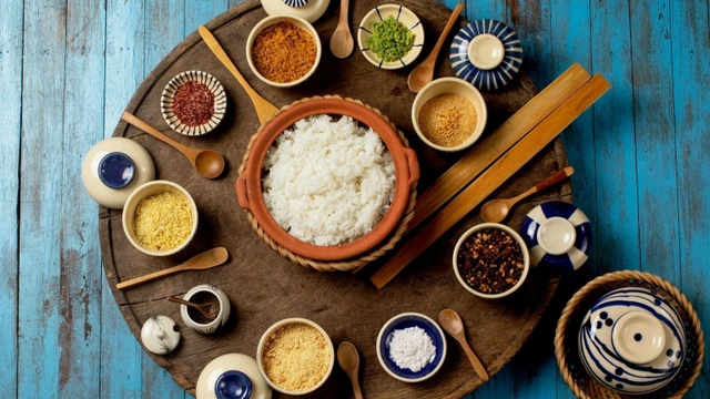 bai-viet/com-muoi-la-gi-kham-pha-net-tinh-hoa-am-thuc-xu-hue.html