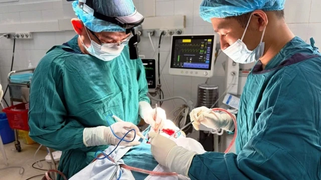 Đà Nẵng cứu sống ca tai nạn máy cưa gạch cắt sâu vùng cổ