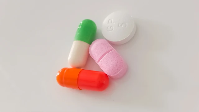 bai-viet/dang-uong-khang-sinh-co-uong-vitamin-a-duoc-khong-cac-tuong-tac-voi-vitamin-a.html