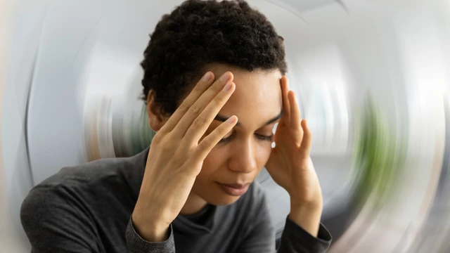 bai-viet/dau-dau-chong-mat-te-bi-chan-tay-la-benh-gi-khi-nao-nen-di-kham-bac-si.html