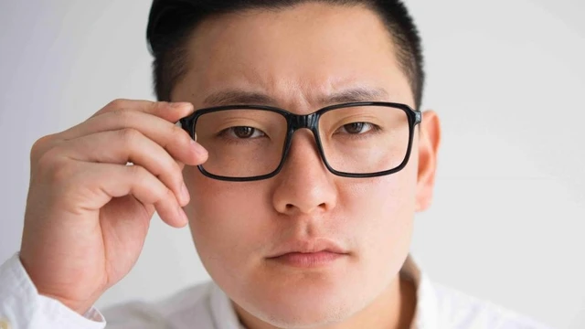 bai-viet/dau-hieu-deo-kinh-lech-tam-va-nhung-dieu-can-luu-y-khi-su-dung-kinh.html