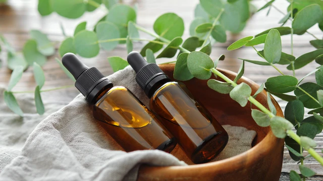 bai-viet/dau-khuynh-diep-roi-vao-mat-be-co-sao-khong-nhung-luu-y-khi-dung-dau-khuynh-diep-cho-tre.html