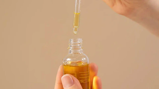 Dầu thầu dầu giúp mọc tóc có thật không? Công dụng và cách dùng hiệu quả