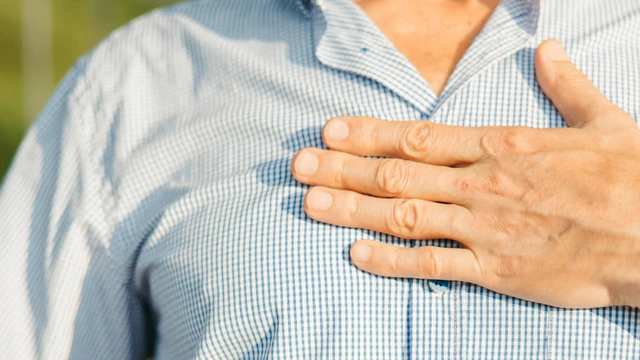 bai-viet/dau-tuc-nguc-giua-co-nguy-hiem-khong-va-khi-nao-can-di-kham.html