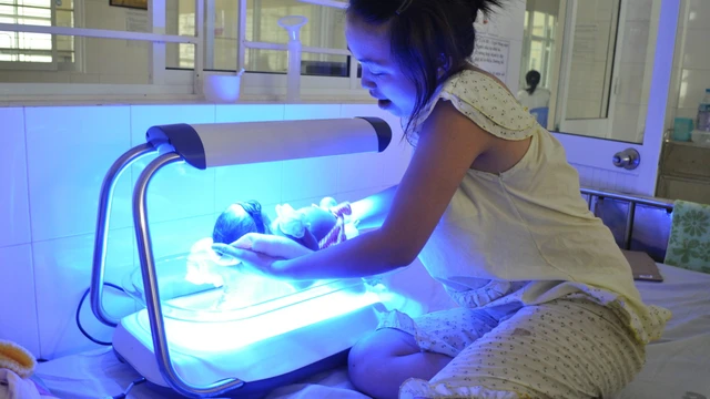 bai-viet/dung-den-chieu-vang-da-tai-nha-cho-tre-khi-nao-can-dung-dung-sao-cho-dung.html