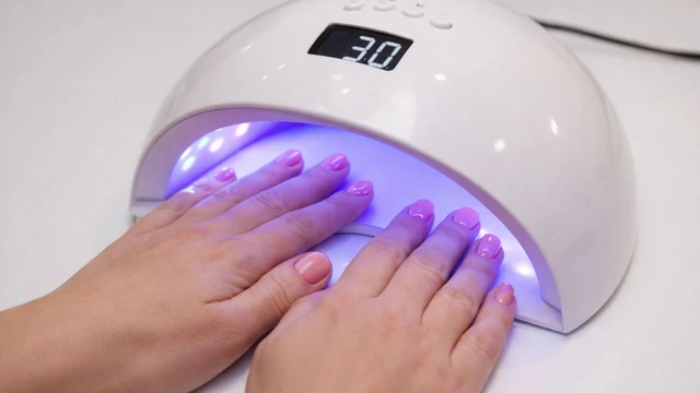 bai-viet/den-uv-kho-mong-tay-co-an-toan-khong-rui-ro-tiem-an-can-biet.html