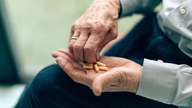 bai-viet/dung-thuoc-khang-sinh-cho-nguoi-cao-tuoi-sao-cho-an-toan-va-hieu-qua.html