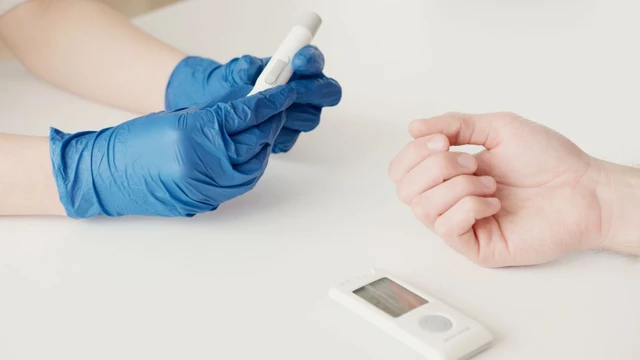 bai-viet/duong-huyet-300-la-cao-hay-thap-co-nguy-hiem-khong.html