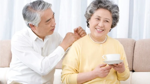 bai-viet/giai-dap-nguoi-gia-uong-nuoc-yen-co-tot-khong.html