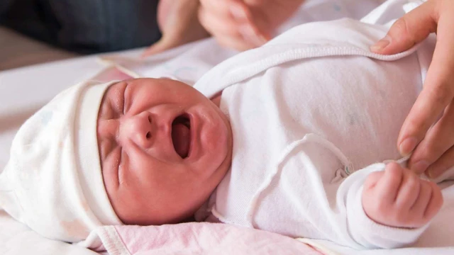 bai-viet/tre-so-sinh-khoc-tim-tai-mat-co-sao-khong-khi-nao-bao-hieu-benh-ly.html