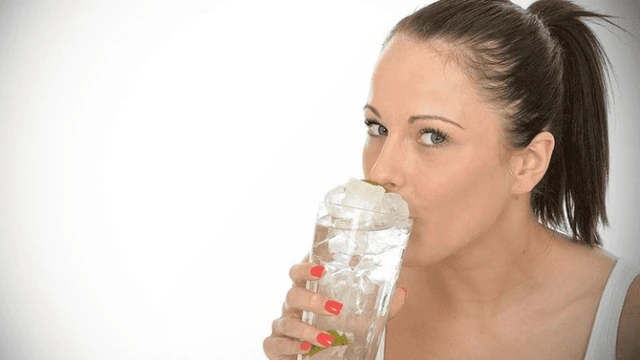 bai-viet/me-bau-uong-nuoc-da-duoc-khong-co-anh-huong-den-thai-nhi-khong-69689.html