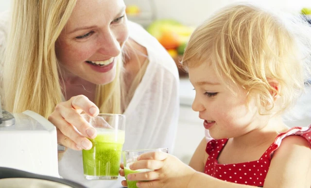 bai-viet/tre-bi-tay-chan-mieng-nen-an-gi-kieng-an-gi-nhanh-khoi.html