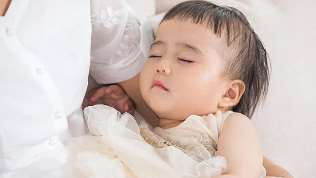 bai-viet/goi-y-cac-phuong-phap-chua-mo-hoi-trom-bang-la-dinh-lang-cho-tre-nho-67842.html