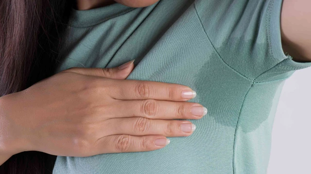 bai-viet/hien-tuong-ra-nhieu-mo-hoi-khi-troi-nong-co-tot-khong-cach-xu-tri-hieu-qua.html