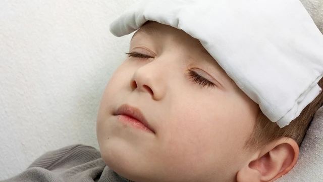 bai-viet/hieu-ve-hien-tuong-tre-sot-cao-chan-tay-lanh-va-thoi-diem-can-dua-be-di-kham-bac-si.html