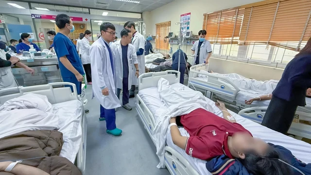 bai-viet/hoa-hoan-tai-ha-noi-15-nguoi-nhap-vien-benh-vien-e-kich-hoat-bao-dong-do-10009.html