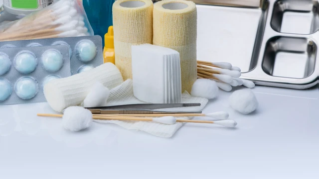 bai-viet/huong-dan-cach-ve-sinh-vet-thuong-sau-khi-cat-bao-quy-dau-an-toan-ngay-tai-nha.html