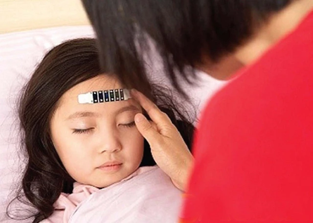 bai-viet/huong-dan-me-cach-dieu-tri-khi-tre-bi-sot-don-gian-tai-nha-30528.html