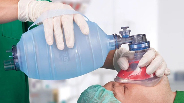 bai-viet/huong-dan-thuc-hien-ky-thuat-bop-bong-ambu-qua-mat-na-dung-cach.html