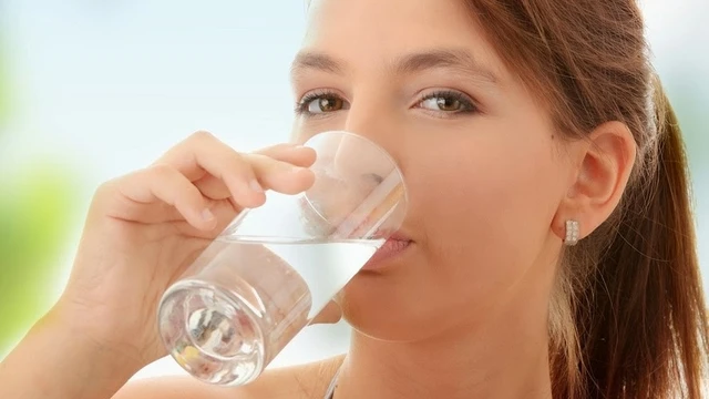 bai-viet/nen-uong-nuoc-dong-chai-hay-nuoc-dun-soi-de-nguoi.html