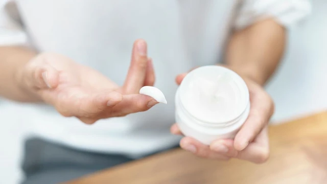 bai-viet/kem-duong-am-co-lam-trang-da-khong-su-that-ban-can-biet.html