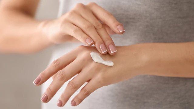 bai-viet/kem-duong-da-tay-co-dung-cho-mat-duoc-khong-rui-ro-khi-su-dung-la-gi.html