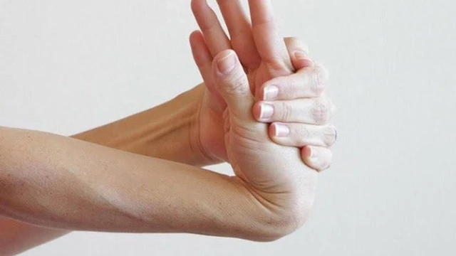 bai-viet/khi-bi-trat-khop-co-tay-can-lam-gi-ngay-va-cach-chua-trat-khop-co-tay-60310.html