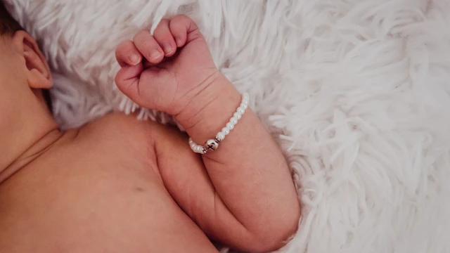 bai-viet/khi-nao-nen-deo-vong-bac-cho-tre-so-sinh-nhung-luu-y-khi-deo-trang-suc-bac-cho-tre.html