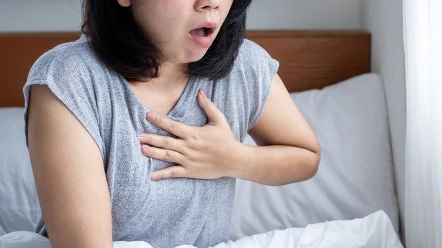 bai-viet/kho-tho-te-bi-chan-tay-la-benh-gi-tinh-trang-nay-co-nguy-hiem-khong.html