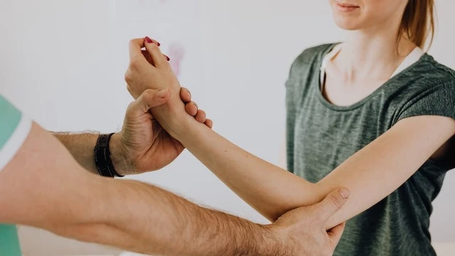 bai-viet/khop-xuong-keu-rang-rac-canh-bao-benh-ly-gi.html