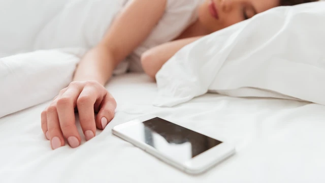 Lời khuyên cho tất cả những ai đặt điện thoại ngay giường ngủ mỗi tối