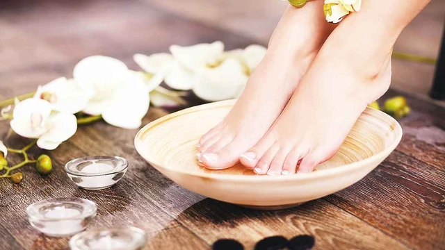 bai-viet/can-luu-y-co-nhung-nguoi-khong-nen-ngam-chan-nuoc-nong.html