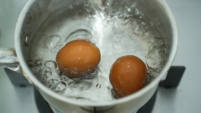 Lý do nên bỏ muối vào nước luộc trứng