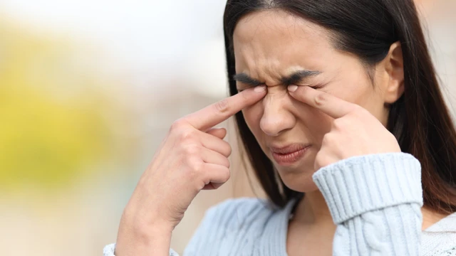 bai-viet/mat-bi-com-nhung-khong-co-bui-la-tinh-trang-gi-nguyen-nhan-va-cach-khac-phuc.html