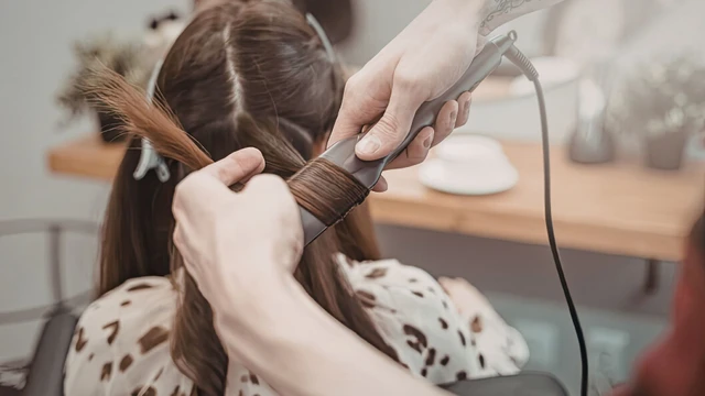 Mẹ bầu làm tóc được không? Một số cách để có mái tóc đẹp khi mang thai?