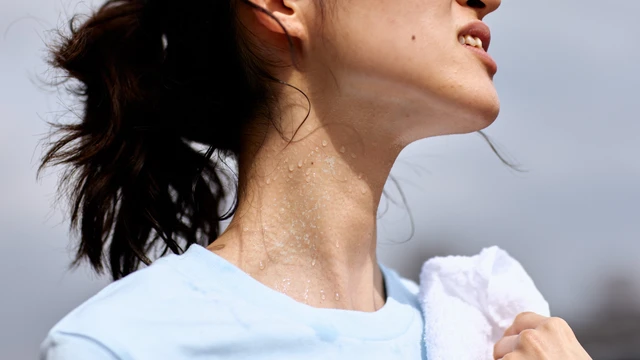 Mồ hôi muối tốt hay xấu? Dấu hiệu mồ hôi muối bất thường cần chú ý