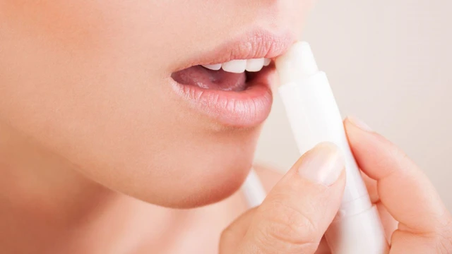 bai-viet/co-nen-dung-son-duong-moi-thuong-xuyen-khong-vi-sao.html