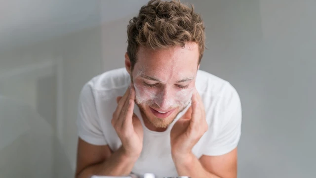 bai-viet/nam-co-dung-duoc-sua-rua-mat-cua-nu-khong.html