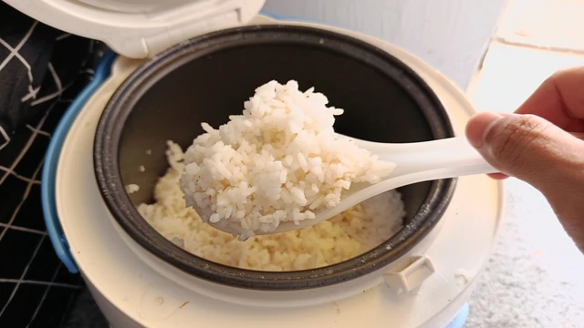 bai-viet/nau-com-bang-nuoc-nong-hay-lanh-tot-hon-cho-suc-khoe.html