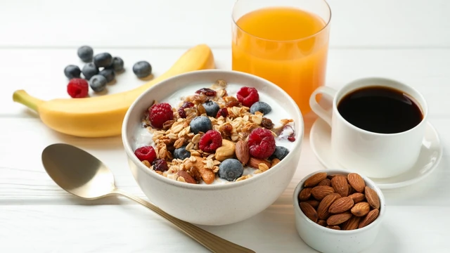 bai-viet/nen-an-sang-mon-gi-tot-cho-suc-khoe-goi-y-thuc-pham-giau-nang-luong-cho-ngay-moi.html