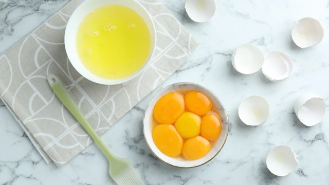 bai-viet/nen-dap-long-do-hay-long-trang-trung-ga-cho-da-min-mang.html